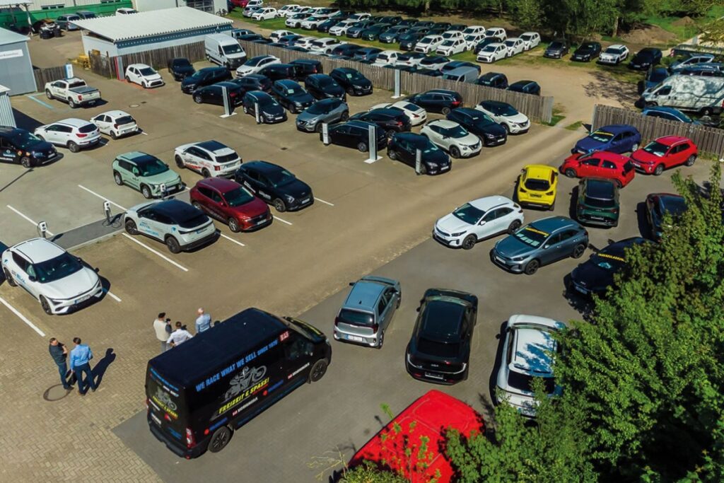 Drohnenbild der Gebrauchtwagen auf dem Hof hinterm Haus