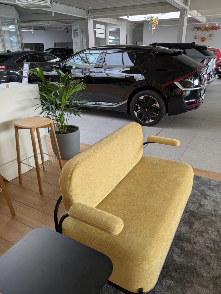 Showroom mit Blick über den Wartebereich über neu Fahrzeuge von KIA