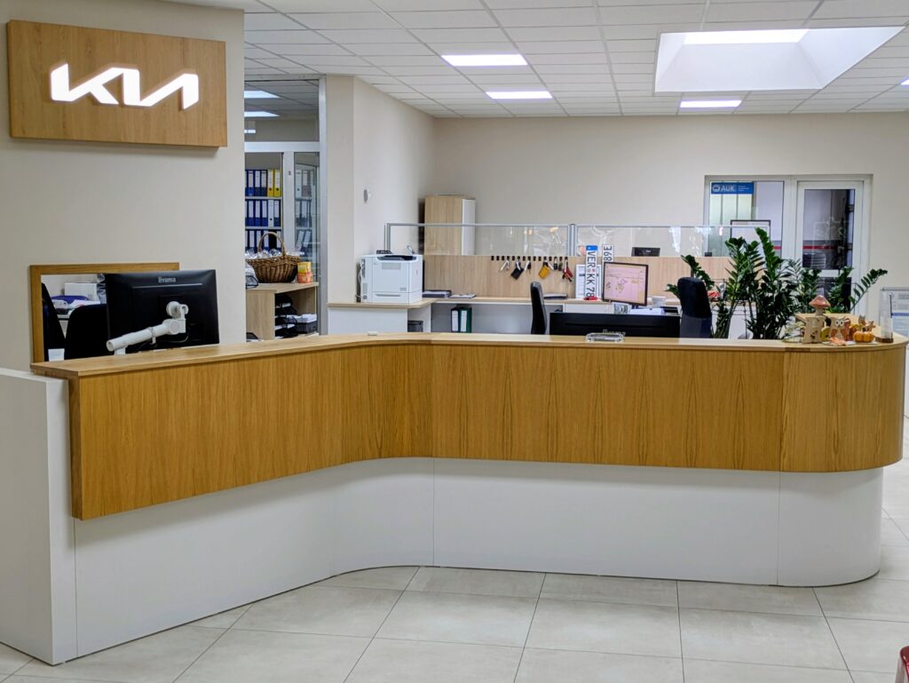 Empfangsbereich KIA Servicetresenin modernem Design