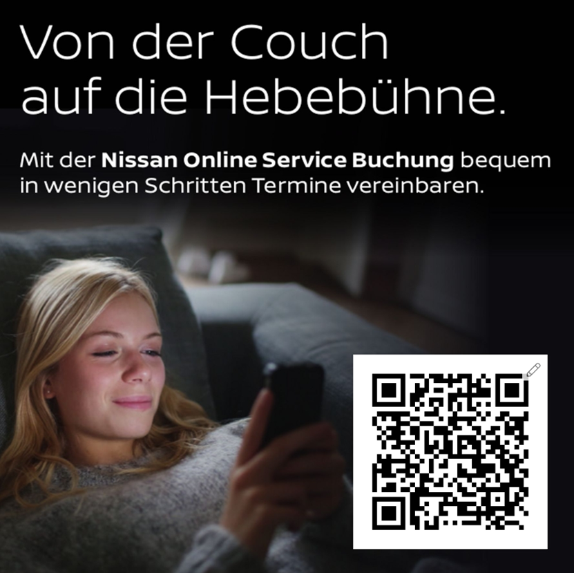 Nissan Service Onlinebuchung mit Frau auf Couch und QR Code